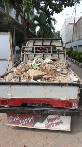 armada-buang-puing-pickup-carry